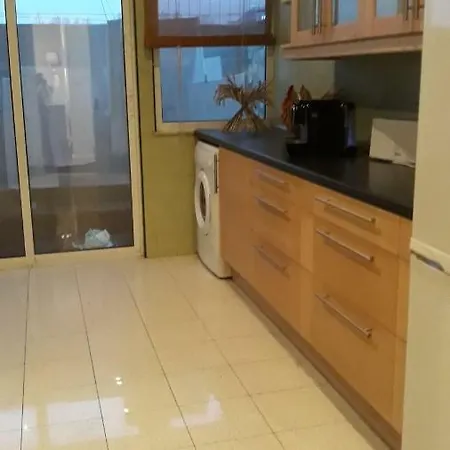 @airport בית הארחה *